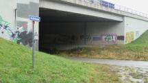 Blick auf die Wanderstrecke bei der Brcke (Unterfhrung) der A22